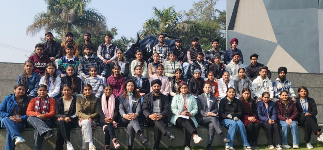 रयात बाहरा वाणिज्य विभाग के विद्यार्थियों ने उद्योगों का दौरा किया